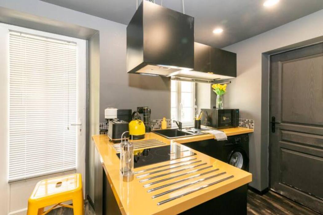 Appartement Black & Y'hello T2 : Wifi/parking/ 5' Centre-ville *
